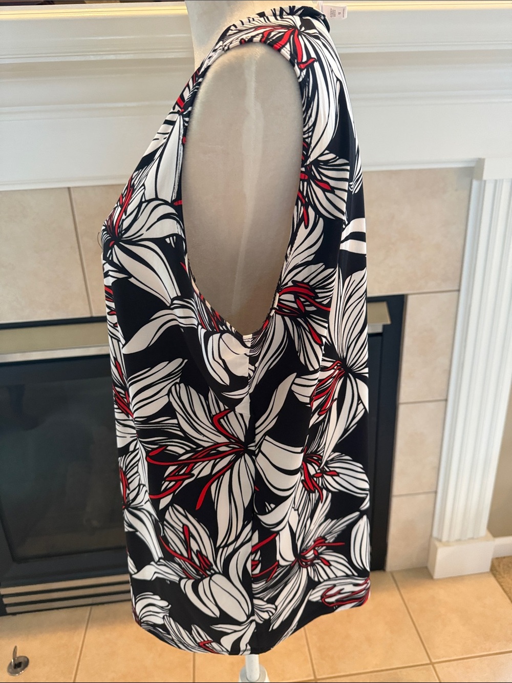 V-Neck Sleeveless Floral Print Camisole in Black, White & Red - Picture 3 of 5